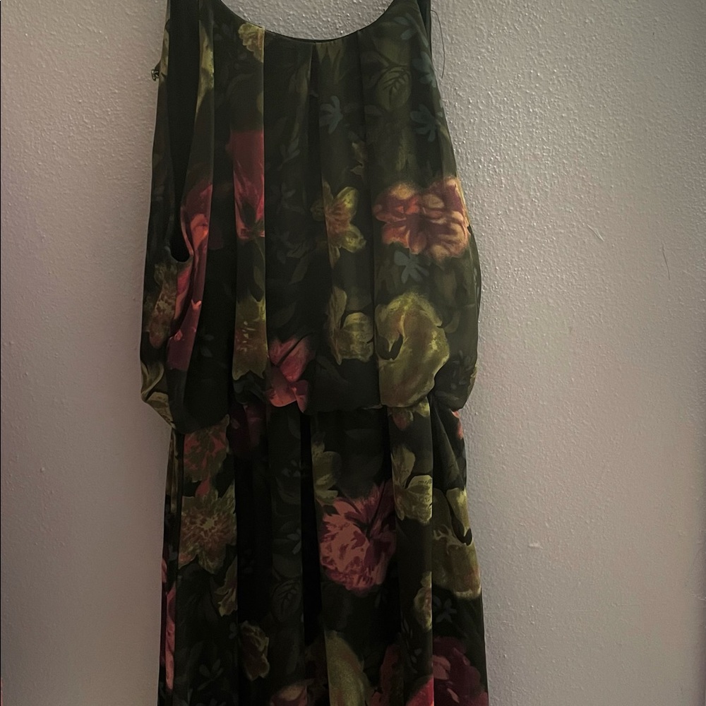 traje floreado size. L